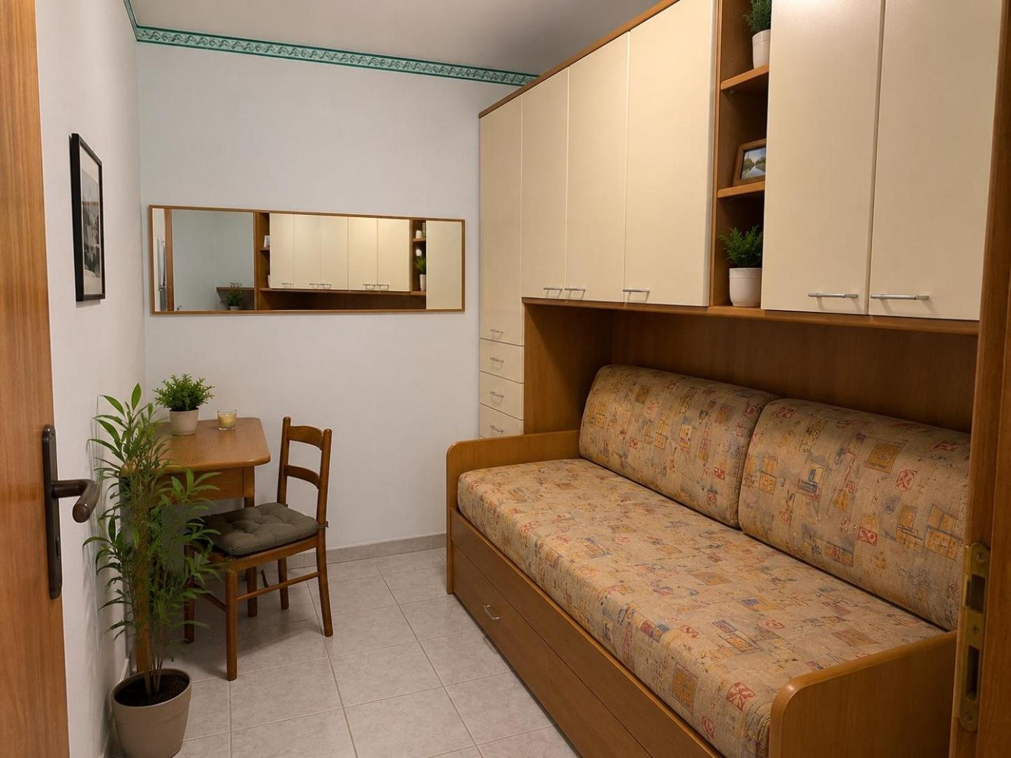 Seconda camera con letto singolo, armadio e tavolino