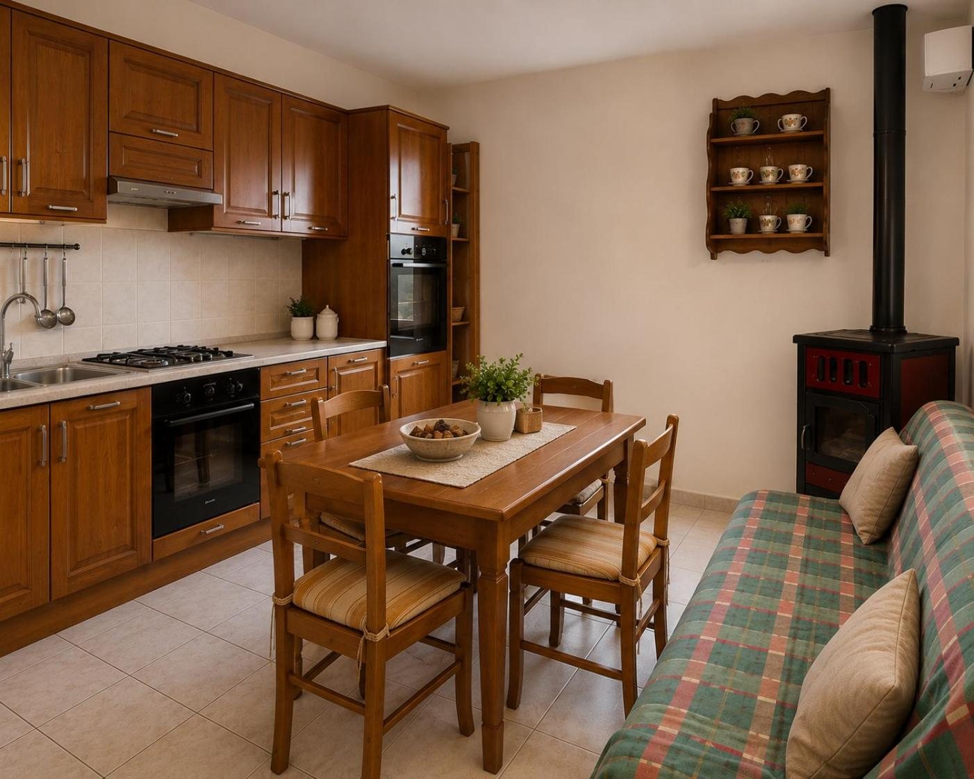 Cucina e zona giorno con stufa a legna a Le Stanze di Pescorocchiano