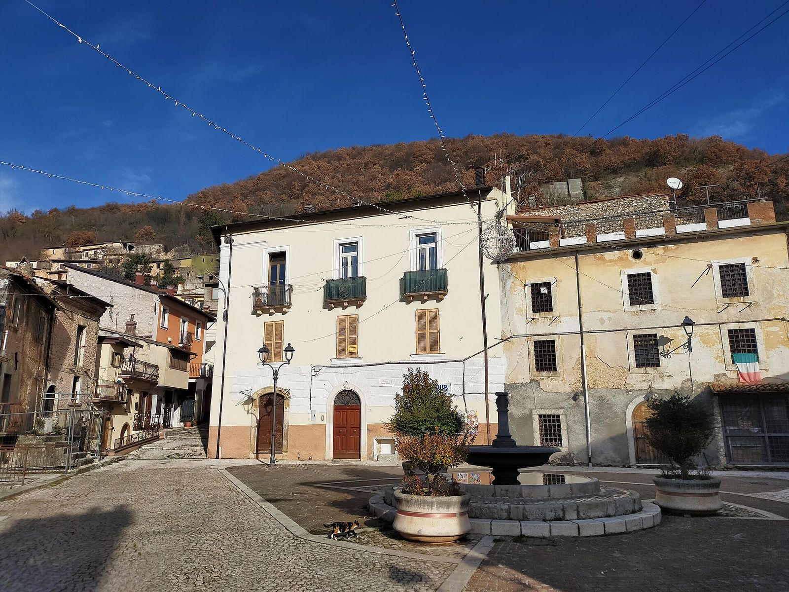 Il centro storico di Borgorose con la piazza e la fontana
