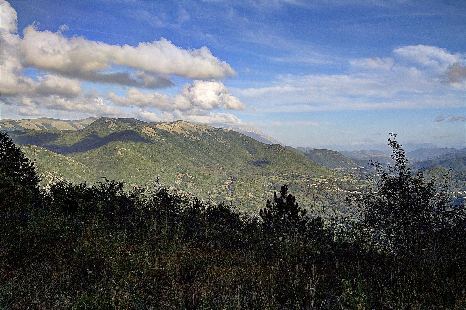 La valle del Cicolano vista dai monti, con i paesi sui versanti