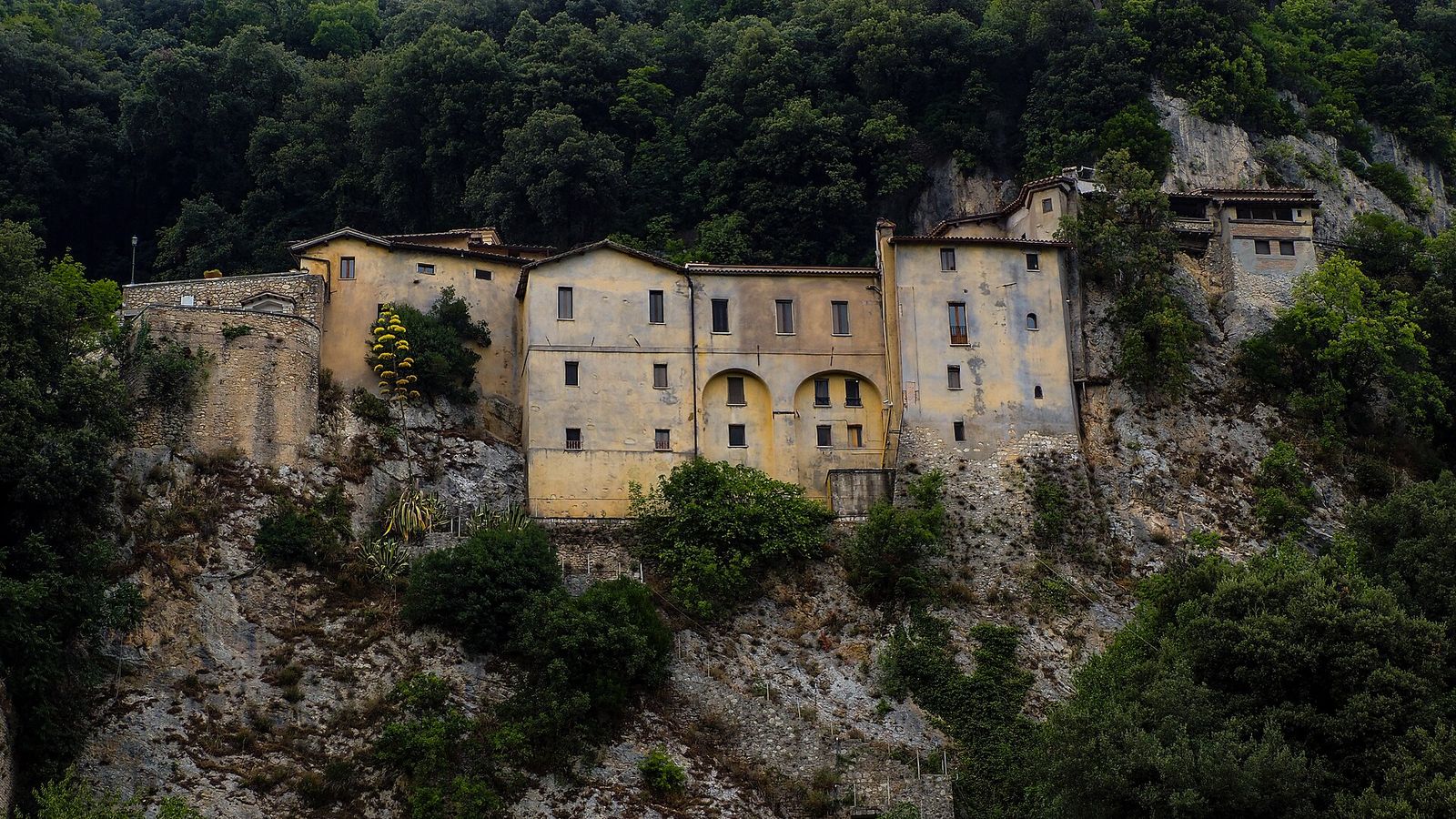 Il santuario francescano di Greccio incastonato nella parete rocciosa