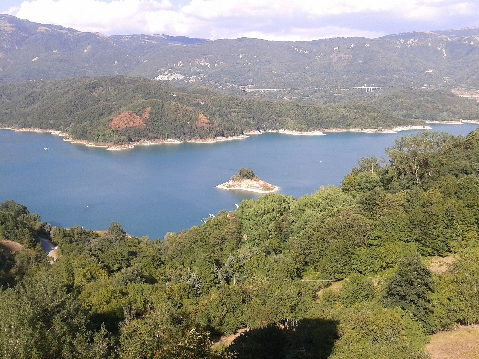 Il Lago del Salto visto dall&rsquo;alto, con la penisola boscosa che si insinua nell&rsquo;acqua