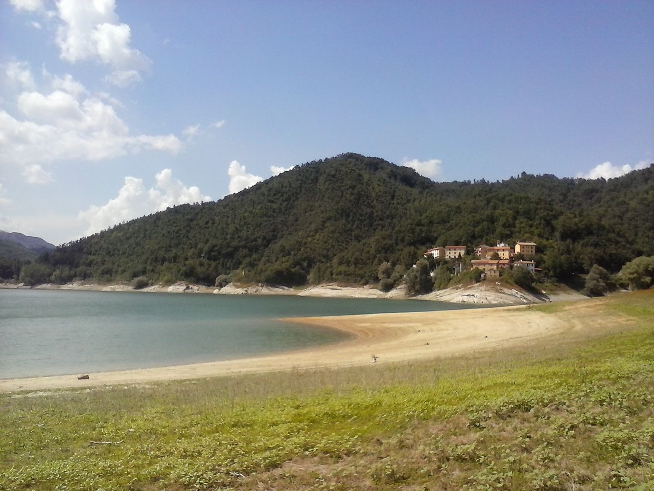 Spiaggia di sabbia chiara sulle rive del Lago del Salto
