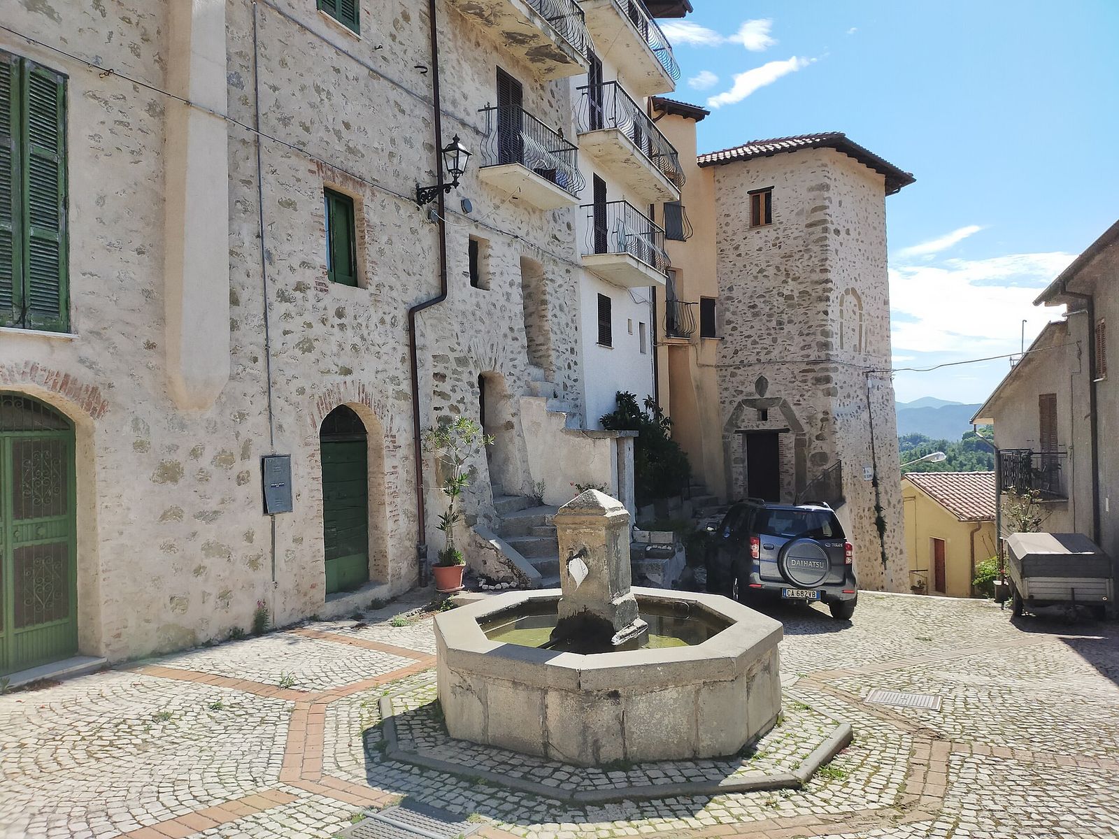 La piazza di Marcetelli con la fontana ottagonale