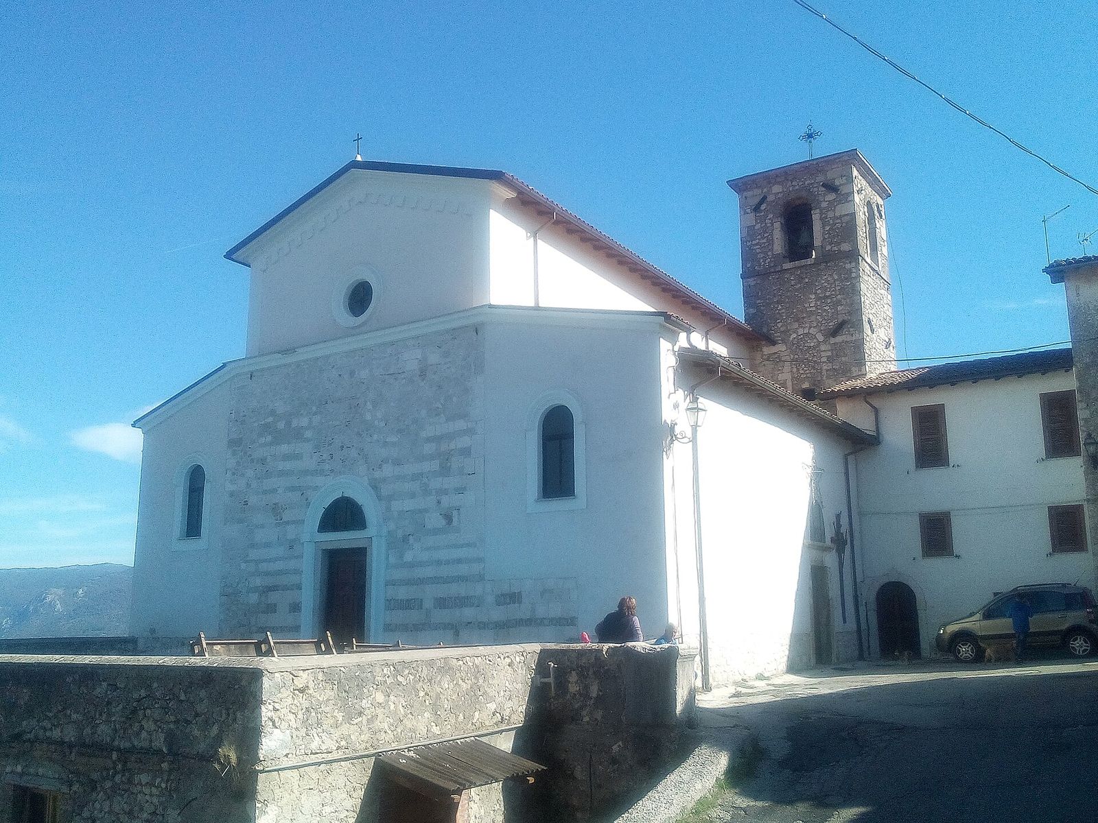 La chiesa di Sant'Andrea a Pescorocchiano, con il campanile in pietra