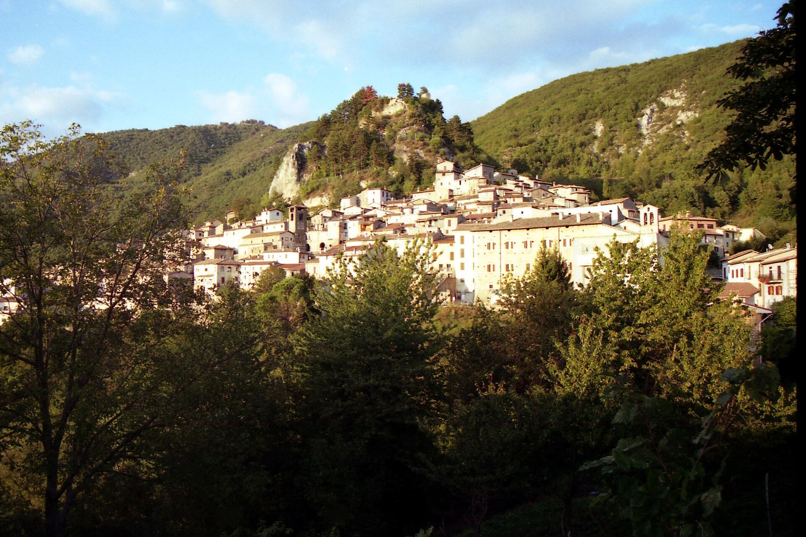 Il borgo di Petrella Salto dominato dalla rocca
