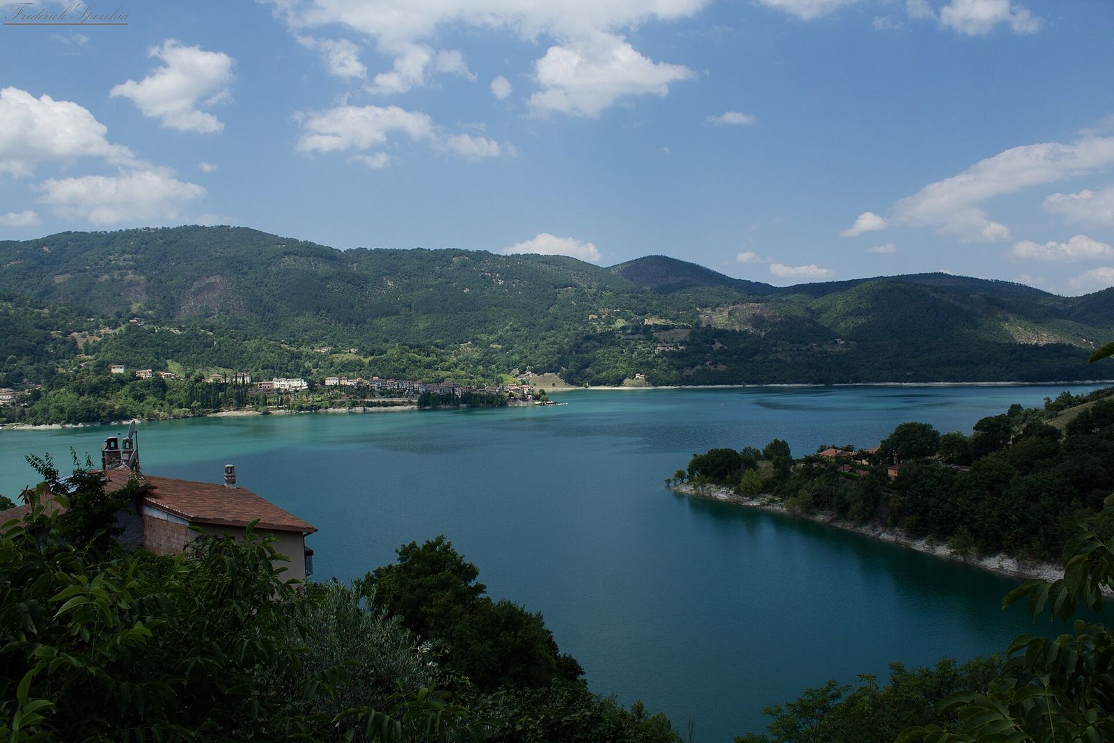 Il Lago del Turano con i borghi affacciati sull&rsquo;acqua