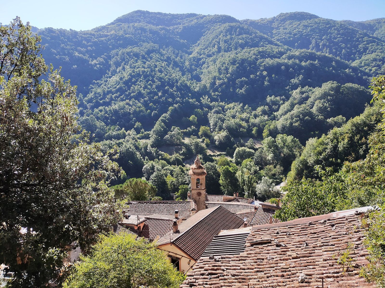 I tetti del borgo di Varco Sabino con la valle boscosa alle spalle